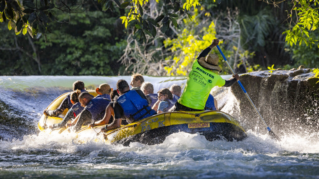 Passeio de Bote no Rio Formoso: Adrenalina, Natureza e Segurança em Bonito (MS)