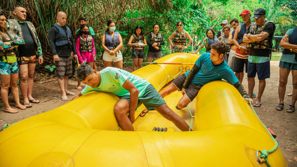 Passeio de Bote no Rio Formoso: Adrenalina, Natureza e Segurança em Bonito (MS)