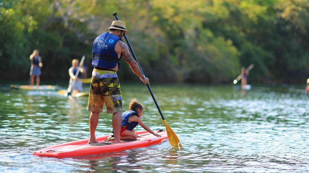 Stand Up Paddle no Eco Park Porto da Ilha convida à conexão com a natureza no Rio Formoso Stand Up Paddle no Eco Park Porto da Ilha convida à conexão com a natureza no Rio Formoso